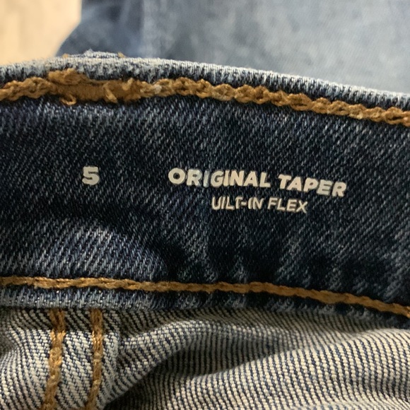 Like New! Old navy medium wash jeans. Size 5 - Picture 3 of 4